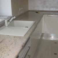 Столешницы из белого гранита в Москве и городах России – изготовление на заказ для кухни и ванной